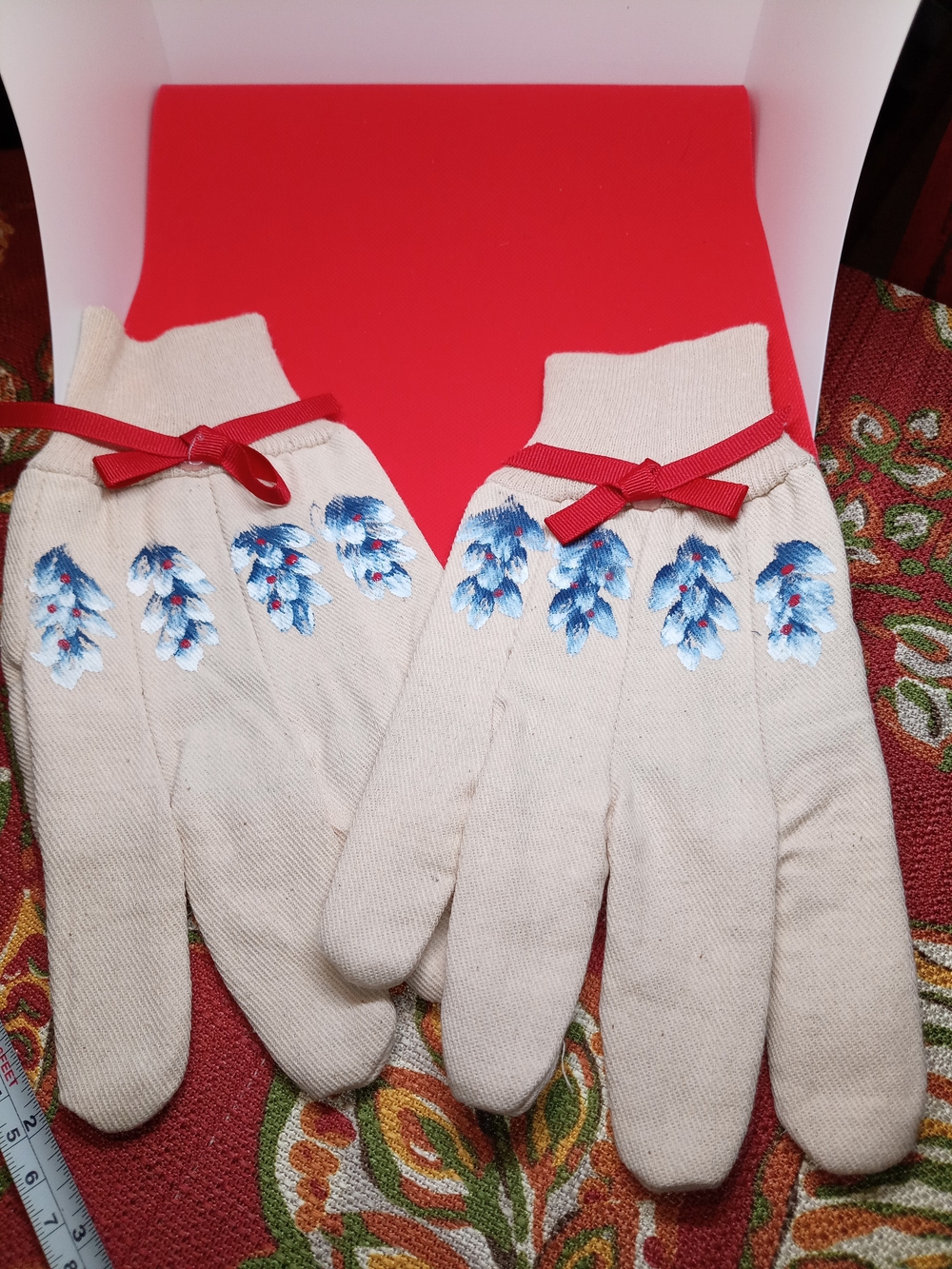 Floral Embroidered Gloves in Cream & Red Like New